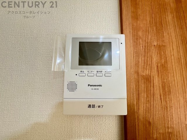 訪問者が来たときにテレビ画面で確認できるため、安心してドアを開けられます。録画機能があるものもあり、留守中に来訪者を記録しておくことができます。利便性が高く、セキュリティ面でも安心です。