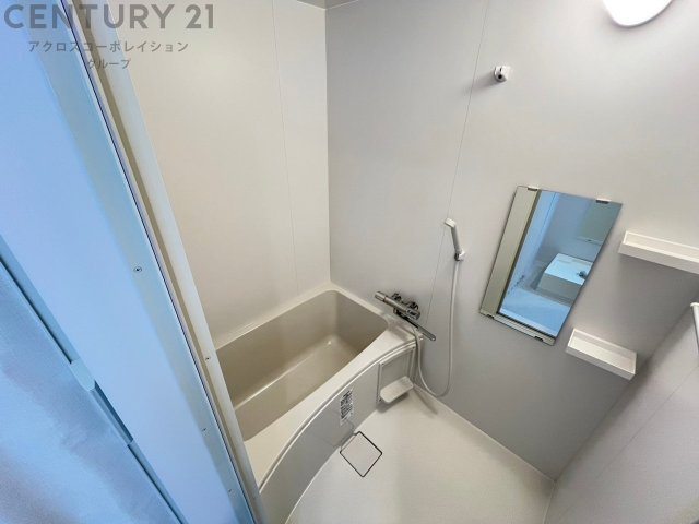 ユニットバスは省スペースでありながら、シンプルな設計と使いやすさを備え、簡便なメンテナンスが可能です。またミラー・小物置き場もあり便利です。