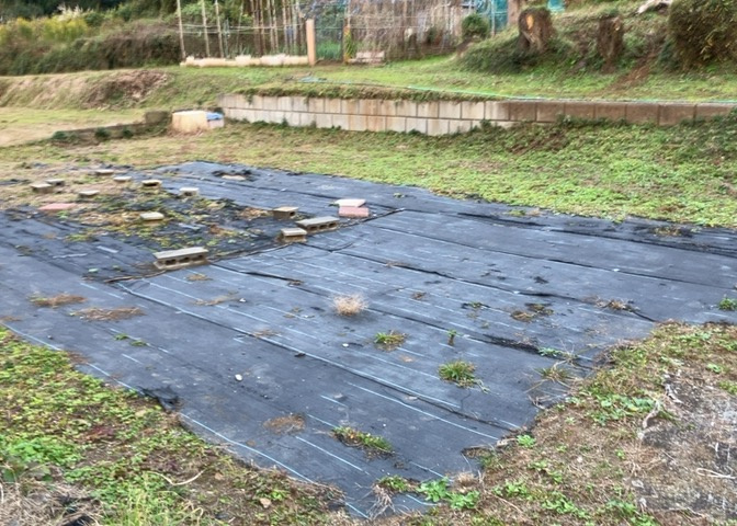 土地の面積＝住宅面積ではありません。建ぺい率の問題などで、土地のある場所によって住宅を建てられる面積は限られています。高さもしかり、「土地」という言葉の中には、建築条件も含まれると考えておきましょう。