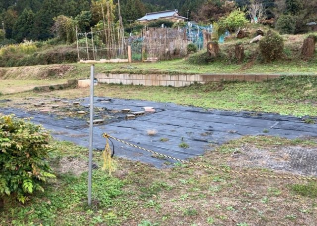 家を建てる場合、方位は要チェックです。現実的に日当たりのよい家ならばリビングは南側、建築基準法でも北側に当たる家への配慮は求められています。土地を見学に行く際は、方位磁針を持って行くようにしましょう。