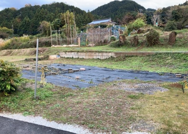 土地を買う際、住む地域の自治体や福祉の補助制度にも注目してみましょう。子供や老人の医療補助やゴミ出しのルールなど、自治体によってルールに大きな違いがあるため、暮らしやすい土地で判断するとよいでしょう。