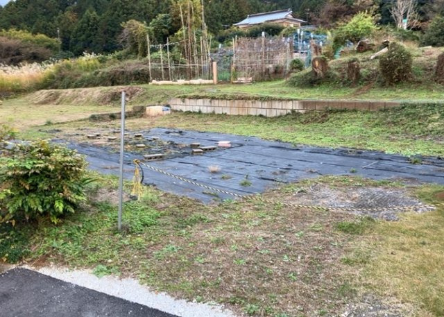 土地の前の道路に消火栓が設置されていることがあります。この場合、道路交通法第45条第1項により、駐車禁止の場所が指定されています。そのため、車庫などの駐車スペースをつくることができない場合があります。