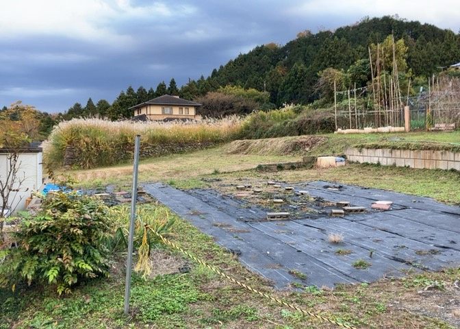 現地に行くなら、物件の周囲の地形がどうなっているかを見ることも大切です。周辺より低くなっている土地では、大雨などで水が集まりやすいため、地盤が弱くなっているということも考えられるため、注意が必要です。