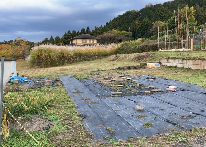 土地購入を検討されている場合、境界杭がない状態で購入してしまうと境界確定測量をする必要があり、費用がかかります。購入の前に、売主、隣土地所有者立ち合いのもと境界を確定し境界杭を設置するのがベストです。