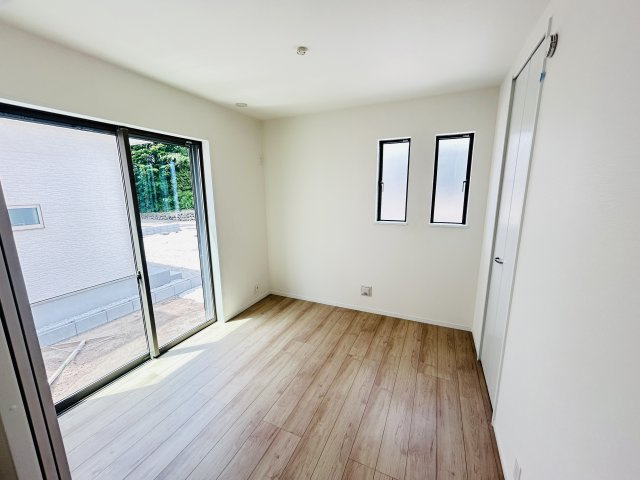 現地写真　リビング隣の洋室はお子様の遊び部屋としてもちょうどいいですね♪       　