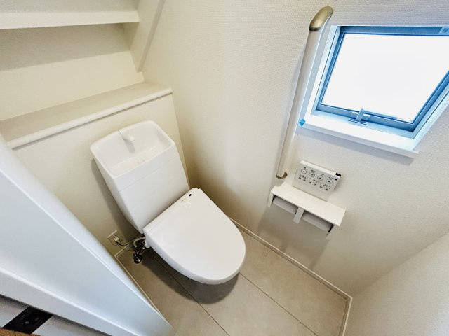 現地写真　節水タイプのウォシュレット付きトイレ、水道料節約に一役買います！       　