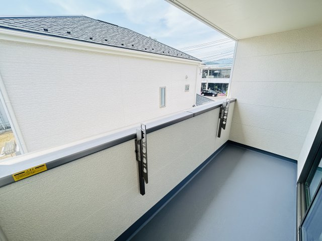 現地写真　インナーバルコニーで少しの雨なら濡れずにすみます。天気が怪しいけど…という悩みも解消ですね!         　