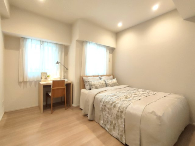 【洋室1】　全ての居室に収納と窓を備えており、過ごしやすい空間となっています。　※写真の家具はイメージになります