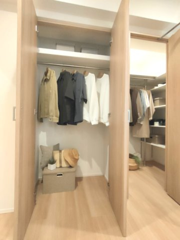 【洋室1　収納】　たっぷりと荷物が入るよう、ウォークインクローゼットを完備いたしました。ぜひ、現地にて大きさ、広さの感覚をお確かめください。　※写真はイメージになります