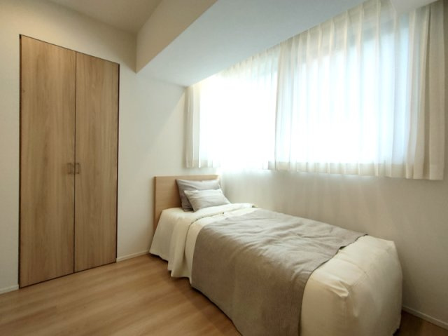 【洋室2】　リビングに隣接する居室。引き戸を開け放てば2部屋が一体となり広々とした快適空間が生まれます。　※写真の家具はイメージになります