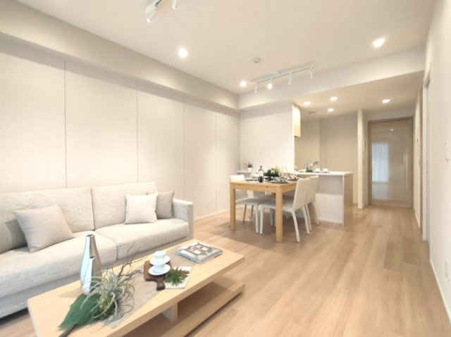 【LDK】　家族団らんの時間を心地よく過ごせる広々ダイニング。　※写真の家具はイメージになります