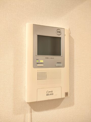 【ＴＶモニター付インターホン】　来訪者を確認できるＴＶモニター付インターホンでセキュリティ面にも配慮。あると安心感があります。