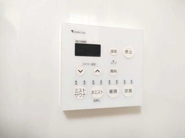 【浴室換気乾燥暖房機】　冬場の冷え込む浴室をあたためたり、梅雨時の洗濯物を乾かしたりと、生活に便利な設備を備えております。