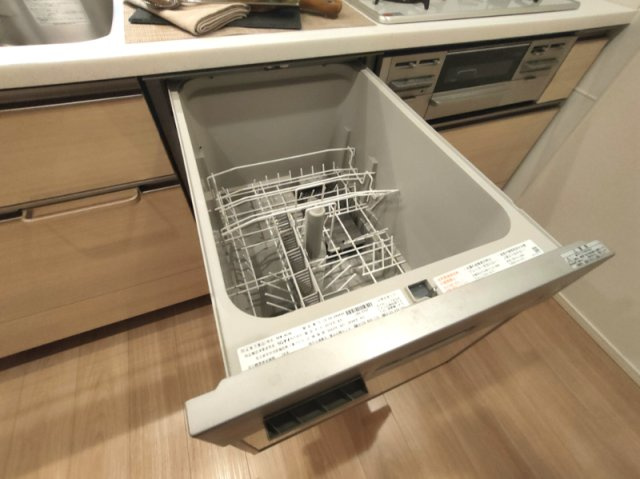 【食器洗浄乾燥機】　食器の後片付けに便利な食器洗浄乾燥機を標準装備。ビルトインタイプなので見た目もスッキリ、特に共働き世帯のご家族には必需品です。