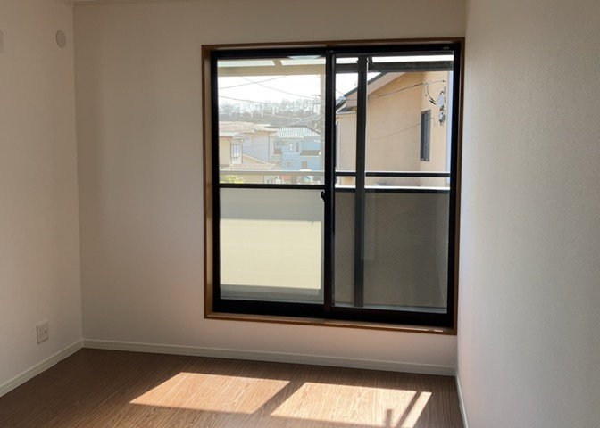 洋室のメリットは重い家具が置きやすく、身の回りが整理しやすいことです。　床がフローリングのため畳とは異なり凹みにくいです。　クローゼットなど収納が豊富で、普段使わない旅行カバンや服の整頓も簡単にです。