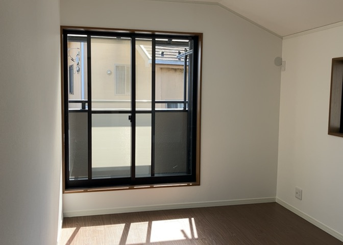 寝室でゆっくりと過ごすためにはベッド周りの適度な空間を担保することや窓の位置、照明の明るさ、寝室の広さなどを考える必要があります。自身や家族の構成とライフスタイルに併せて寝室にする部屋を選びましょう！