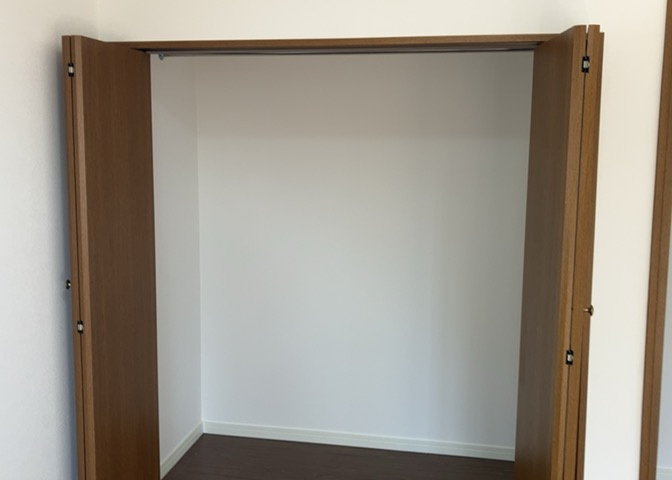 デザイン性を重視しすぎて収納が少なかった！なんてことにならないため、事前に現地で収納の数を確認しておくことをお勧めします。クローゼット以外にも床下収納や屋根裏収納、パントリーなどもチェックしましょう。