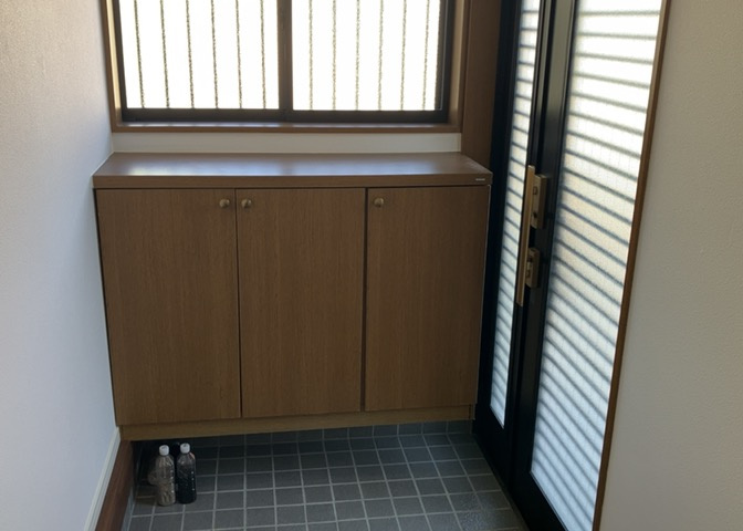 玄関は家の顔でもあり、家族以外の目にも止まる場所です。玄関は外との間を仕切る扉、靴などをしまっておく収納スペース、靴脱ぎのたたきスペース、来客とのやり取りをするドアホンなど複数のアイテムからなります。