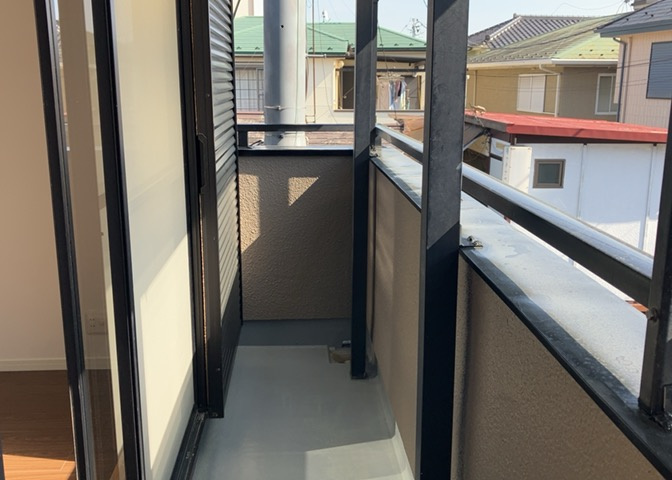 バルコニーは、室外の専用スペースのうち、「屋根がなく開放された空間」であるものを指します。ベランダより広いタイプのものが多く、日当たりもよいため家庭菜園などを楽しみたい人にとって適した環境となります。