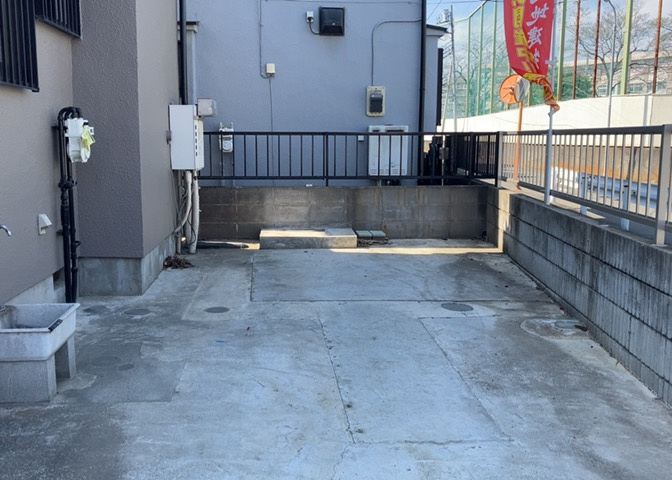 駐車場と明記されていても、最小スペースでつくられた駐車場だと大型車は駐車できなかったり、出入りしにくくなったりする可能性があります。お車のサイズと購入したい物件の駐車場のサイズを現地で確認しましょう。