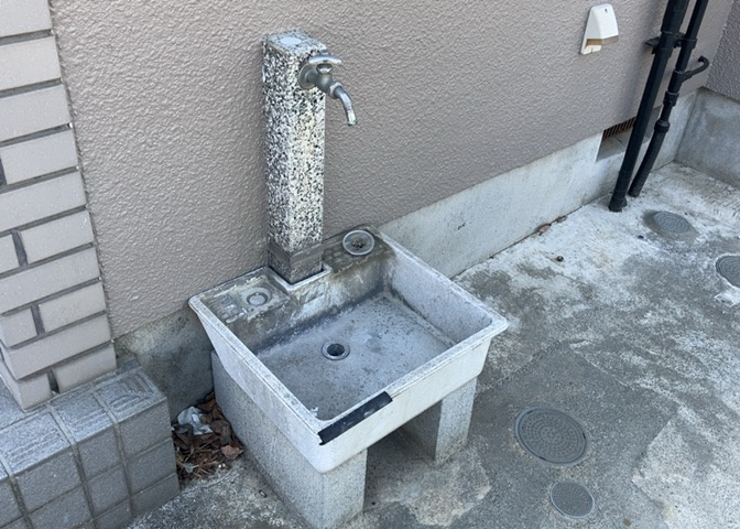 敷地内に散水栓や立水栓があると便利です。水道水を直接利用できるため、水を運ぶ手間を省くことが出来ます。大量の水を必要とする洗車作業や清掃などに役立ちます。その他設備とあわせて、現地でご確認ください。