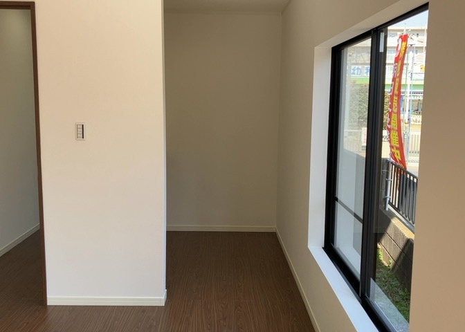 L型アイランドタイプは、キッチンからダイニングにもリビングにも目が行き届くので、とても使いやすい配置です。L字型独立タイプは、キッチンを独立させてるためLDKというよりもLDといった様なイメージです。