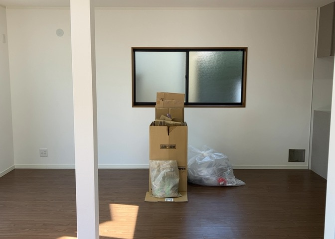 ダイニングは、食事や家族の団らんスペースとしてだけではなく、ほかの用途としても使用することができます。ダイニングテーブルを置き、食事のためのスペースを作ることでリビングとの差別化を図ることができます。