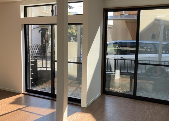 ダイニングにはダイニングテーブルセットなどを置くことが多く、間取りにおいて「D」と略記されますが、食事を作るときの作業場として使用したり、朝食を食べたりするときだけに使われるケースも少なくありません。