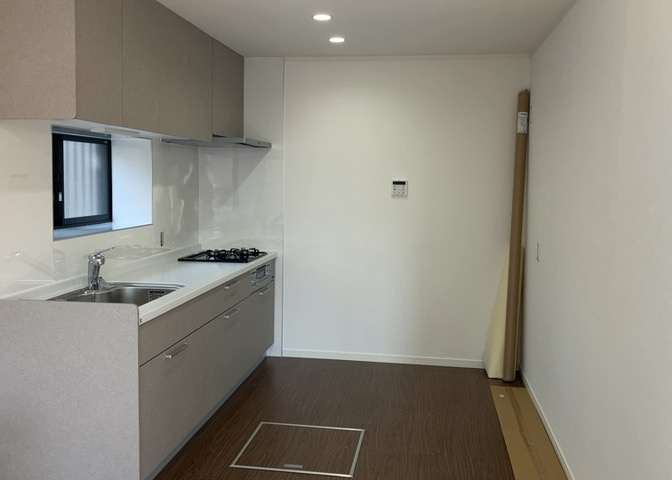 DKの物件でも広く見せたい方は、ダイニングスペースを広く使えるように工夫しましょう。低めのダイニングソファを置くと、家具の圧迫感が減り、広く見せることができ、ダイニングをリビングのように使用できます！