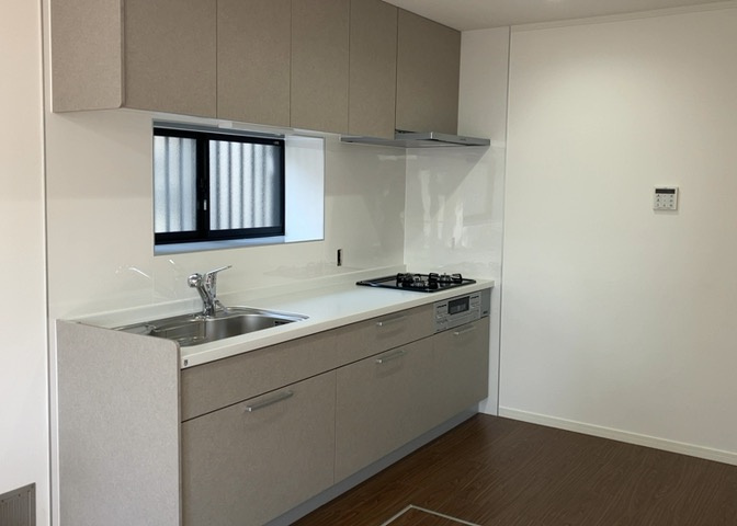 ダイニングとキッチンの間を扉や壁などで仕切らず、一体化させた間取りです。キッチンカウンターがついている物件ならば、食事をキッチンカウンターで取ることで、ダイニングスペースをリビングとして使用できます。