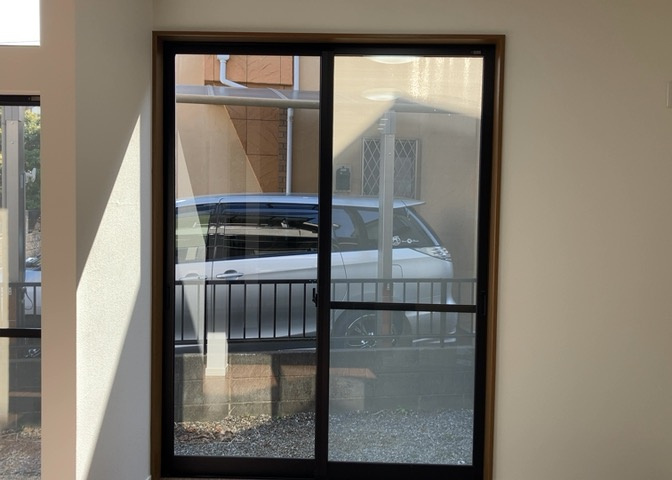 サッシは、ガラス窓に使用される金属製の窓枠です。一般的に住宅建築では、金属製建具工事の段階でガラス類・玄関などと同時に設置されます。種類や構造により断熱性能や遮音性能が異なるので現地でご確認ください。