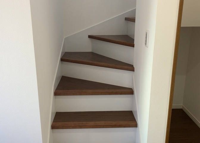 限られた敷地面積の場合、収納スペースを狭くして居室スペースを広く取ろうとすると、収納スペースがなくて困ることがあります。見学の際に各部屋に収納スペースがあるか、収納を置く場所はあるのか確認しましょう。