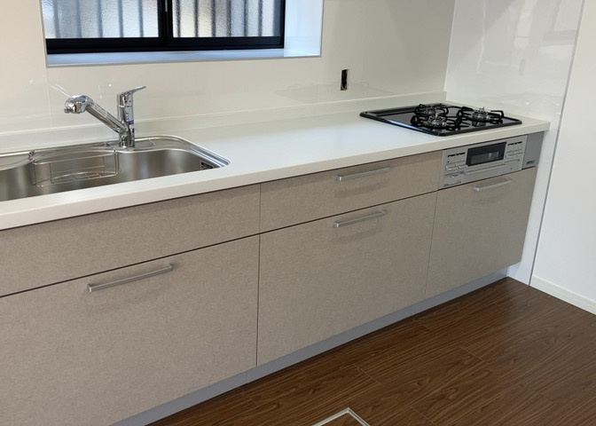 標準的なシステムキッチンの横幅は、165cm～300cm程度です。2100・2400・2550・2700などミリ単位で表記されます。普段どのように料理をするのかを想定しながら合ったサイズを選びましょう