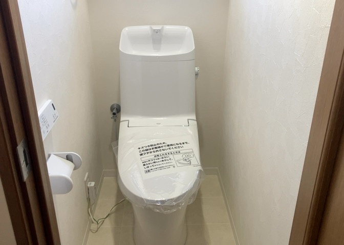 トイレは大きさや形、機能、抗菌性などが異なる多種多彩なタイプが各メーカーから出ています。それぞれに良さがあるため、事前にどういったタイプのトイレがいいのかをご家庭内で決めて、内見に行くといいでしょう。