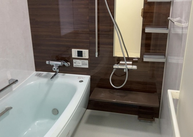 入浴時の快適さも大事なことですが、綺麗な状態を維持できなければ気持ちよく入浴できません。毎日の掃除が楽という点は大事なポイントになります！カビが生えにくく掃除がしやすい、壁や浴槽を選ぶといいでしょう。