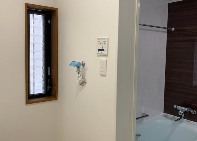 多くの戸建て住宅で見かける洗面脱衣所は、洗面台と洗濯機が2畳ほどのスペースに並べられていて、洗面所が脱衣所を兼ね備えている間取りが一般的です。お客様が利用することもある、パブリックな空間でもあります。