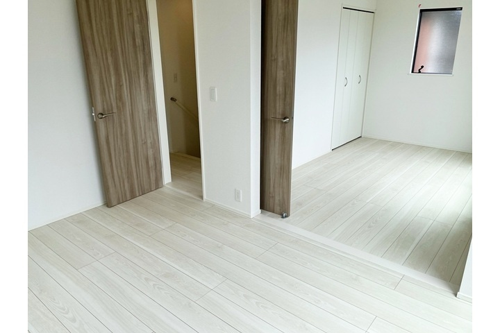 ＜新築時室内写真＞用途に応じて2つの個室としても利用可能な間仕切りのあるお部屋