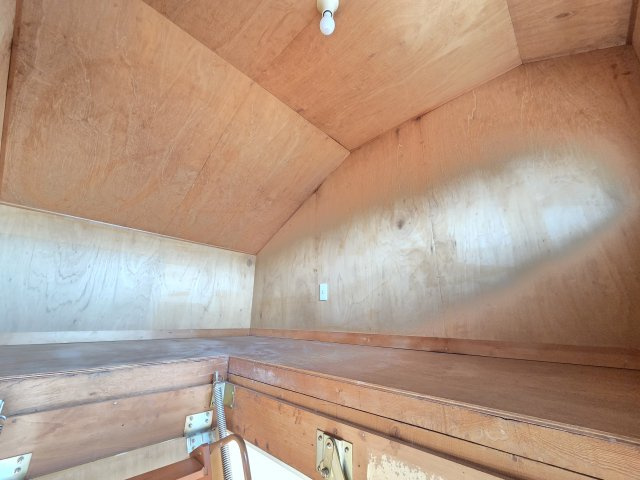 2階6帖の洋室には小屋裏があります。ちょっとしたものは収納できます。