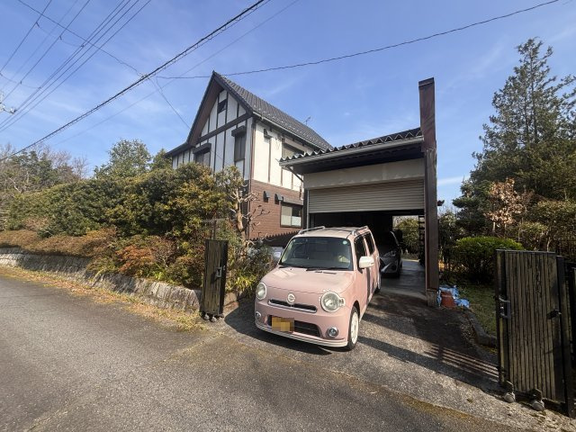 北側前面道路と駐車倉庫