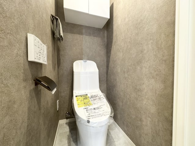 温水洗浄機能付きトイレを新規交換。清潔感のある空間で、毎日気持ちよくご利用いただけます。
