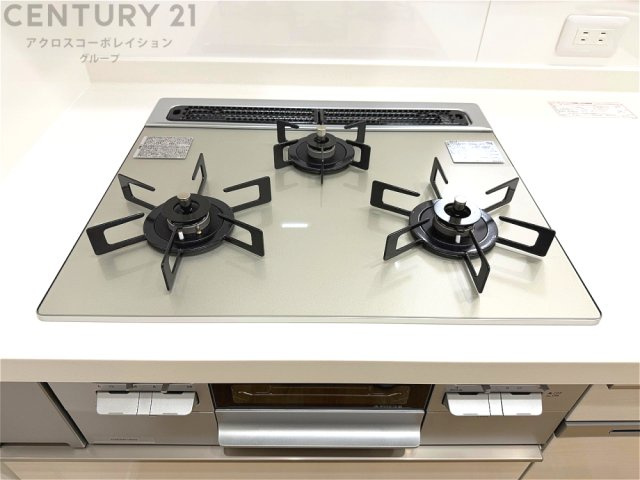多数の調理器具を同時に使用でき、料理の効率化が可能。省エネで節約になり、様々な料理スタイルに適応できます。また、火力調整が独立しており、手入れや掃除もしやすく、今よりもっとお料理が楽しくなるかも。