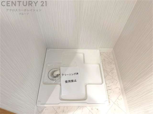 洗濯物の仕分け作業がしやすく、整理整頓が容易になります。洗濯音や湿気を他の部屋に持ち込まず、生活環境を快適に保ちます。上部を活用すれば収納スペースを確保でき洗剤や洗濯用品の整理もしやすくなります。