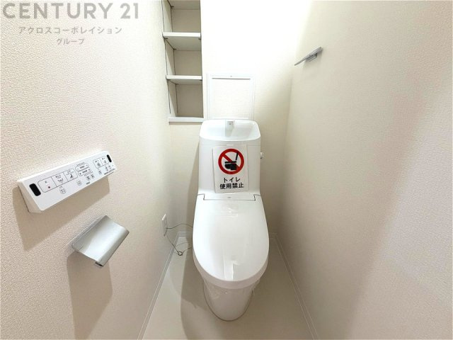 温水洗浄便座付トイレは温水洗浄機能により、暖かい水でおしりを洗浄することができ、冷たい水を使う従来の便座に比べ、温水洗浄機能で暖かいトイレを提供し、快適な使用を可能にします。