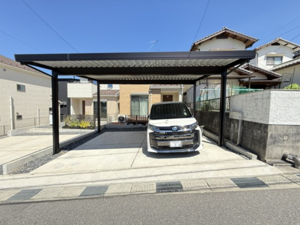 屋根付きの駐車場は大切な愛車を雨や直射日光から守り、快適に利用できます。並列で2台駐車可能なゆとりあるスペースがあり、来客時やご家族で複数台所有していても安心。日常の利便性を高めるポイントです。
