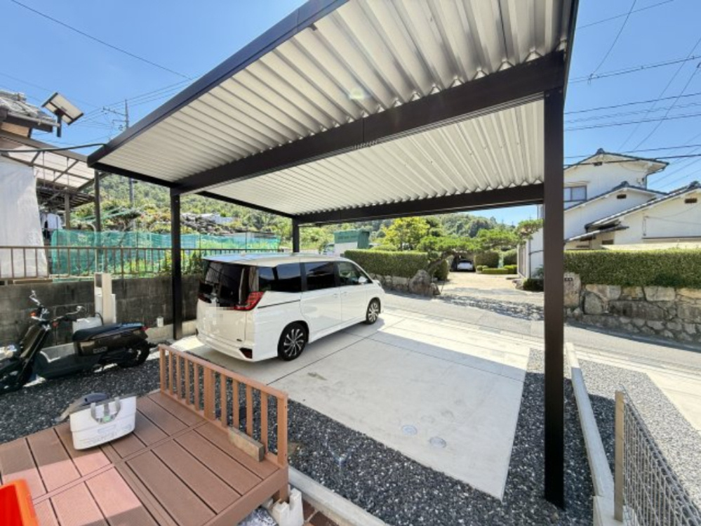 建物から直接見渡せる駐車場は、屋根付きで雨や日差しを防ぎ、愛車をしっかり守ります。広々としたスペースで車の出し入れもスムーズ。家からの距離が近く、荷物の積み下ろしも快適に行える利便性の高い配置です。　