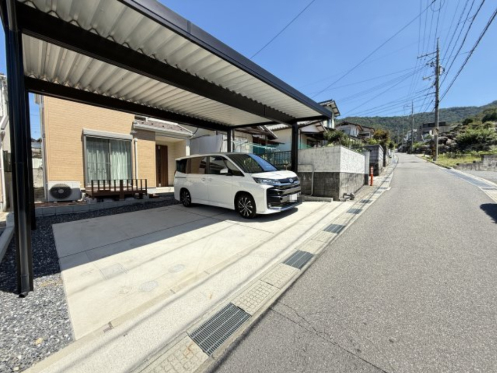 前面道路は幅員があり、車の出し入れがしやすい環境です。交通量も少なく落ち着いた雰囲気で、小さなお子様のいるご家庭も安心。カーポート付き駐車場からスムーズに道路へ出られる利便性の高い立地が魅力です。　