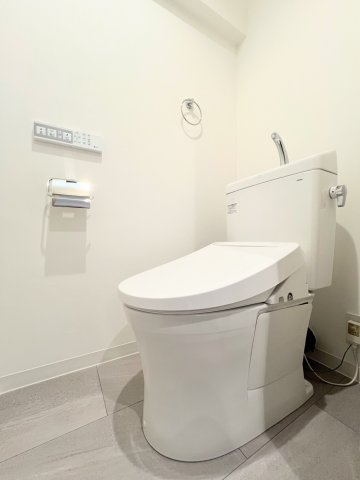 ◆清潔感のある白を基調とした落ち着ける空間。小窓をもうけていますので、こもりやすい空気の入れ替えも簡単に行えますね！
