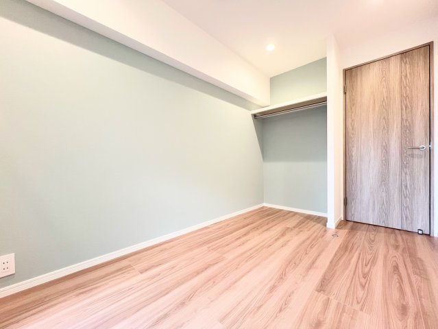 ◆室内はいつも明るい印象なので気持ちの良い朝を迎えられます。各部屋にはクローゼットを完備しており、収納が多いお家はすっきりして快適空間です。