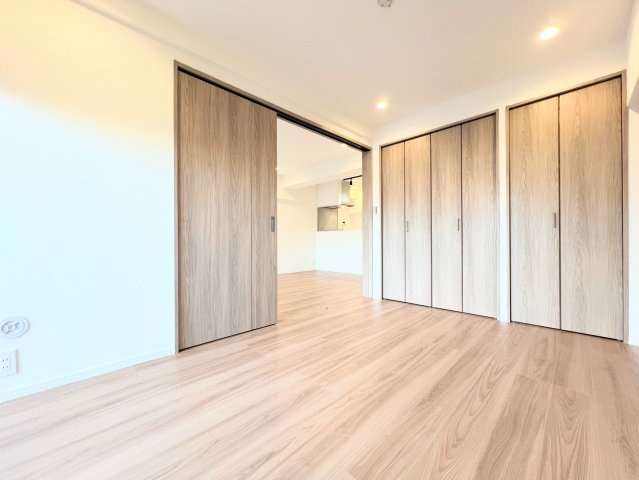 ◆室内はいつも明るい印象なので気持ちの良い朝を迎えられます。各部屋にはクローゼットを完備しており、収納が多いお家はすっきりして快適空間です。