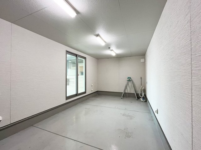 幅約3.6ｍ×長さ約7.2ｍ×高さ約3ｍの大型ガレージで、床面と壁は補強済。